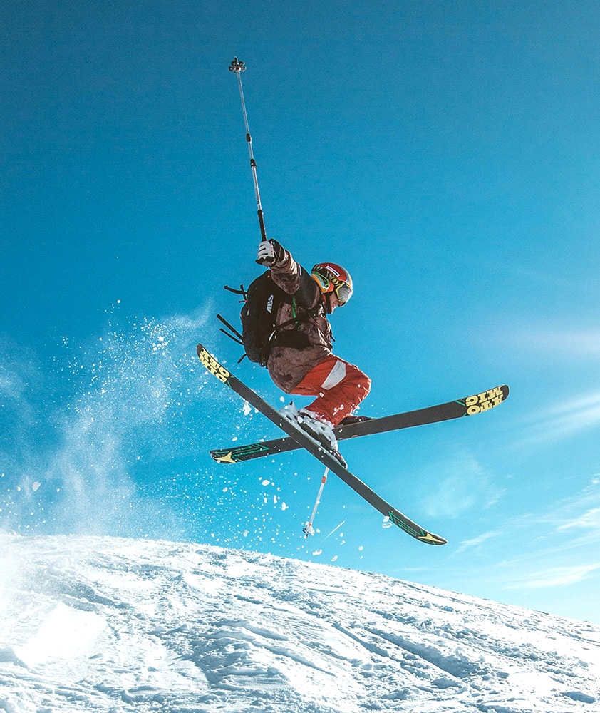 Expert skier gets massive hang time