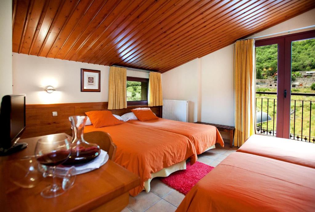 Hotel Montané bedroom