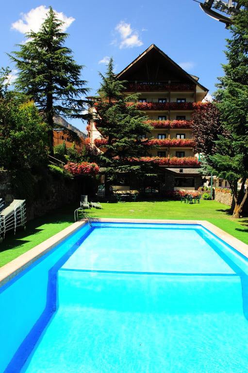 Hotel Rutllan outdoor pool