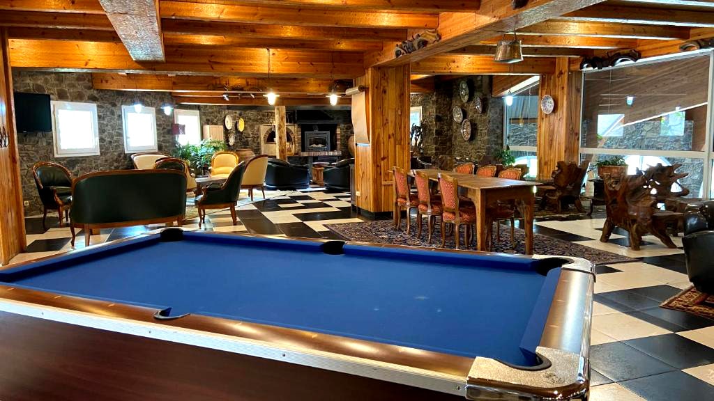 Hotel Llop Gris pool table